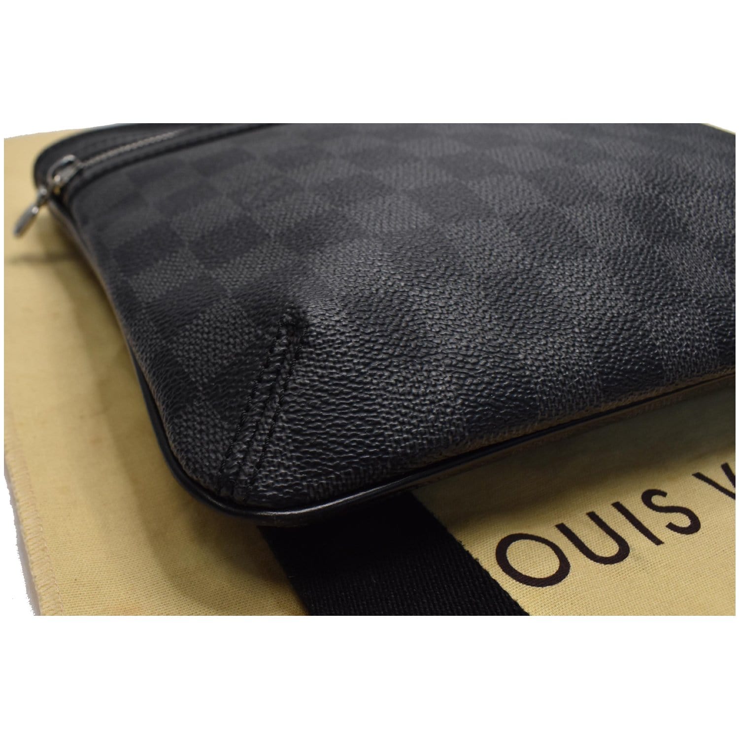 Very good LOUIS VUITTON Thomas Crossbody Bag in Damier Graphite 2012  (26x24cm), with dustbag. IDR @8.900.000 m