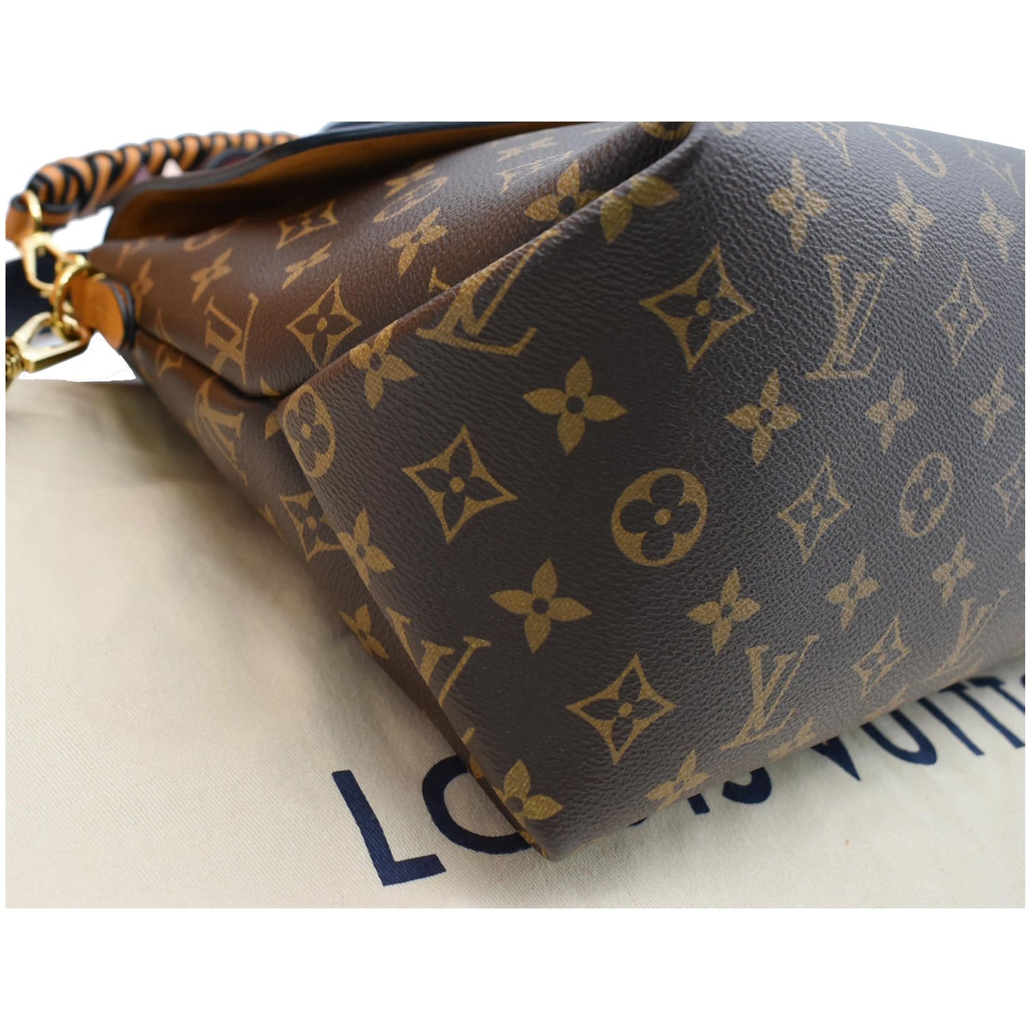 Louis Vuitton Monogram Canvas Beaubourg MM Messenger Bag at 1stDibs  fake  lv side bag, beaubourg lv, louis vuitton monogram messenger bag
