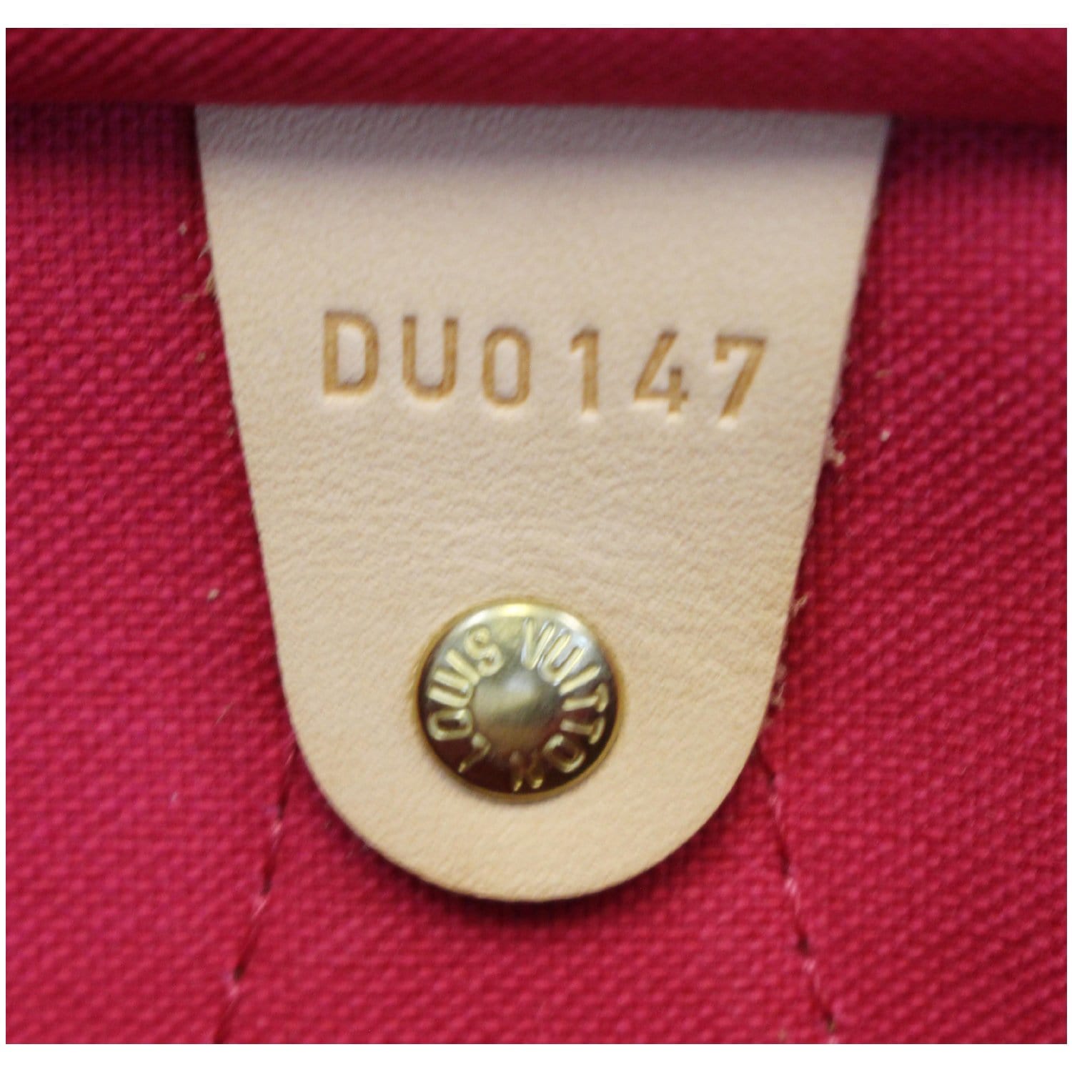 SUZY STORE - Bel arrivage 👛 Petit porte monnaie coeur doré Louis Vuitton  Monogram, Dustbag et sac en carton inclus, superbe pièce 🤩 Prix et infos  uniquement en mp par soucis de