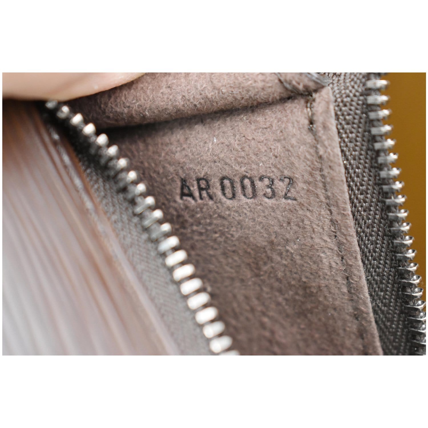 20% - LOUIS VUITTON Moka Pochette Epi Leather Accessoires Pouch Brown - Louis  Vuitton portefeuille Insolite en toile monogram et cuir crème