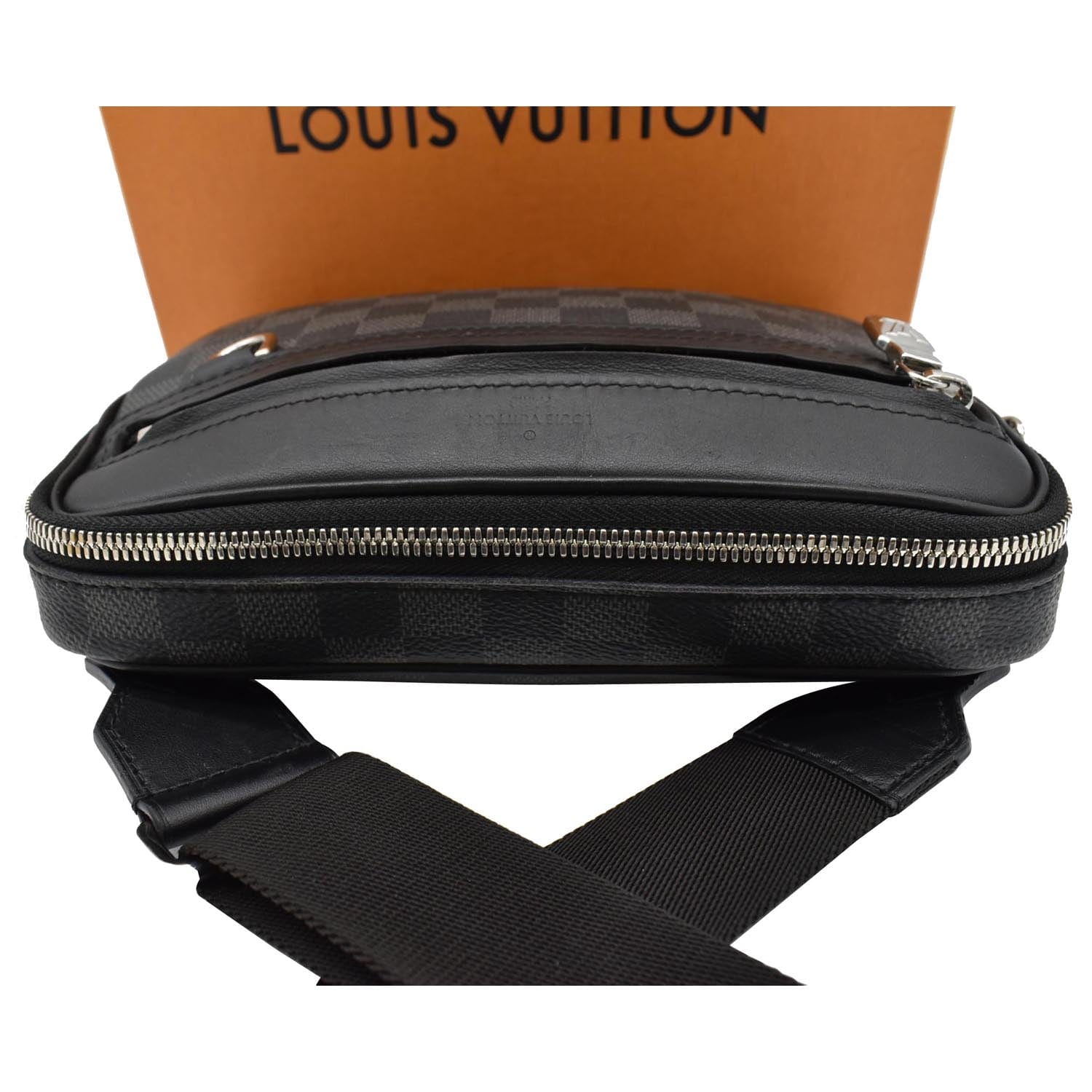 Louis Vuitton LV Men Scott Messenger Damier Graphite N50018