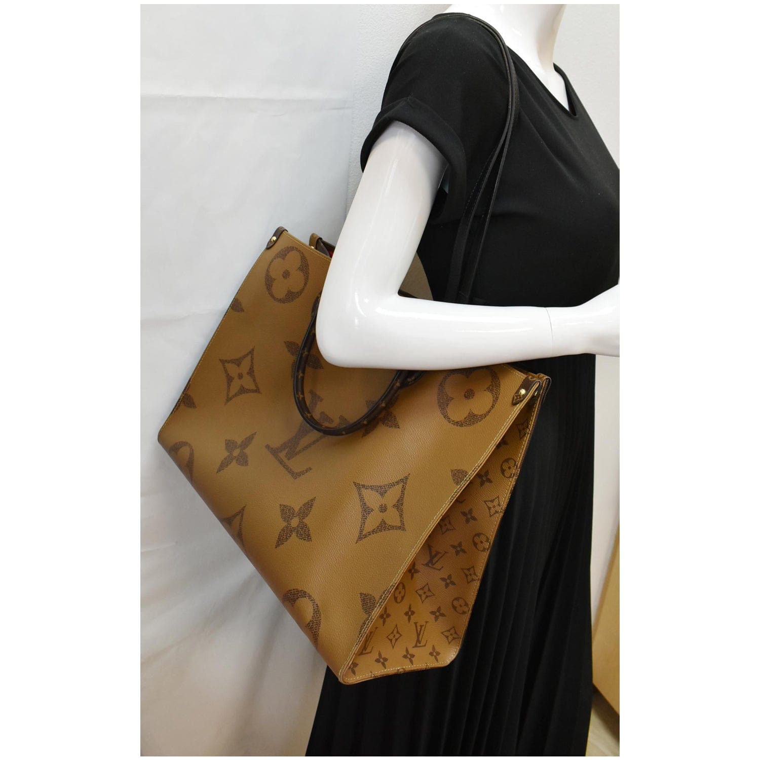 WHAT'S IN MY BAG? LOUIS VUITTON ONTHEGO GM TOTE