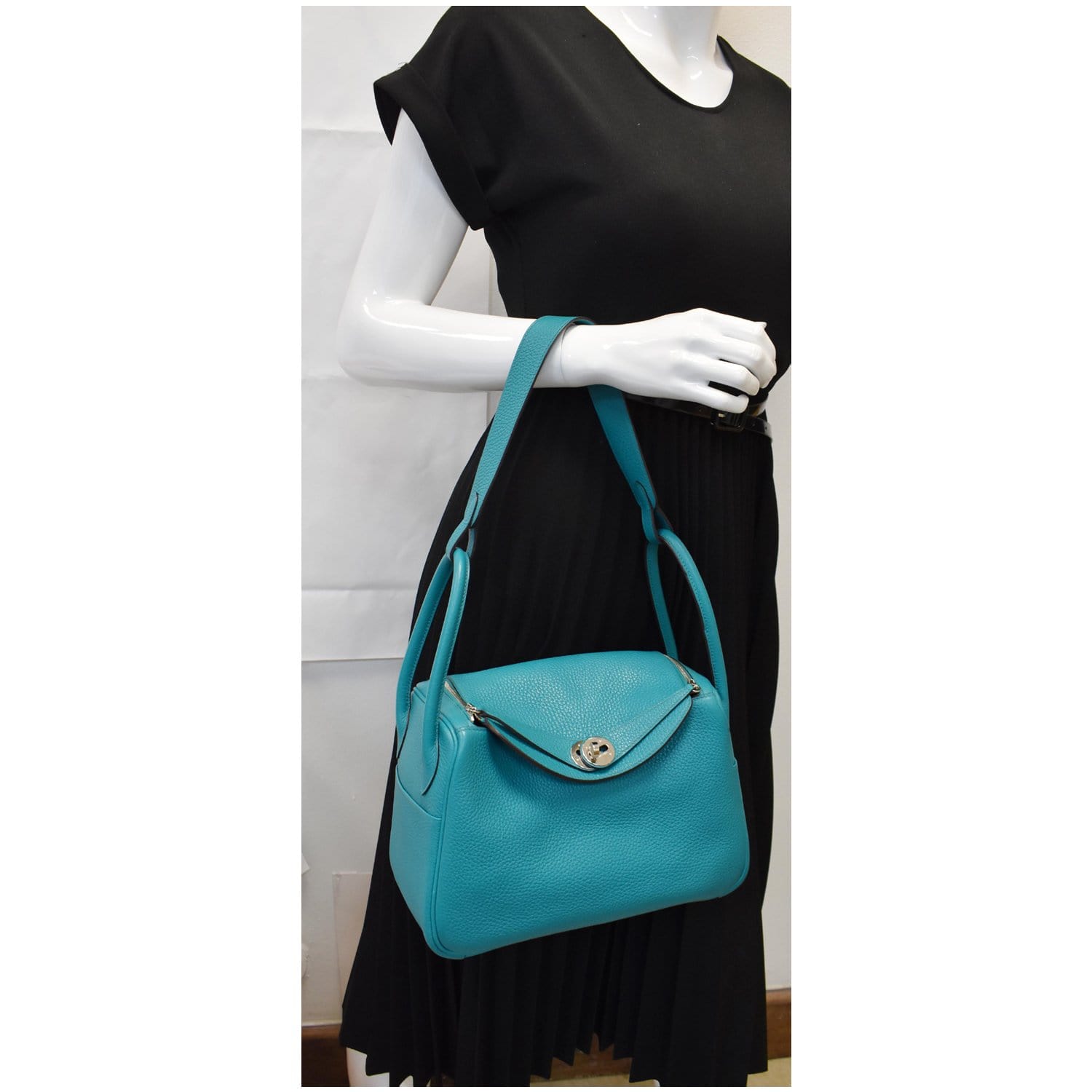Hermes Blue Clemence Leather 26 Lindy Shoulder Bag – On Que Style