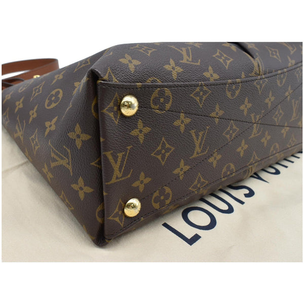 Louis Vuitton V MM Monogram Canvas shoulder bag - bottom feet\