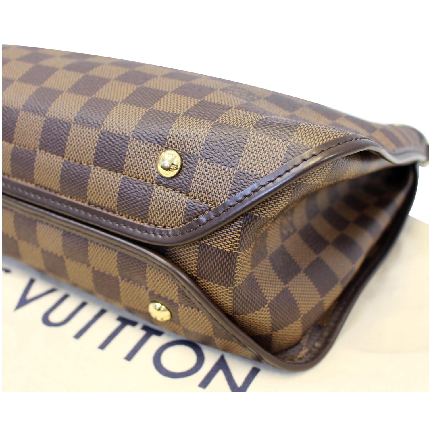 This rare discontinued piece is called Ascot in Damier Ebene. Do you like  this piece? 😘
