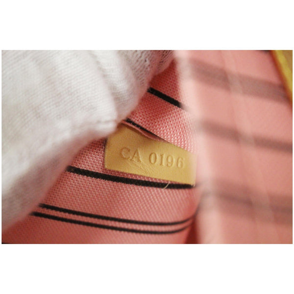 Louis Vuitton Pochette Neverfull MM pouch code'