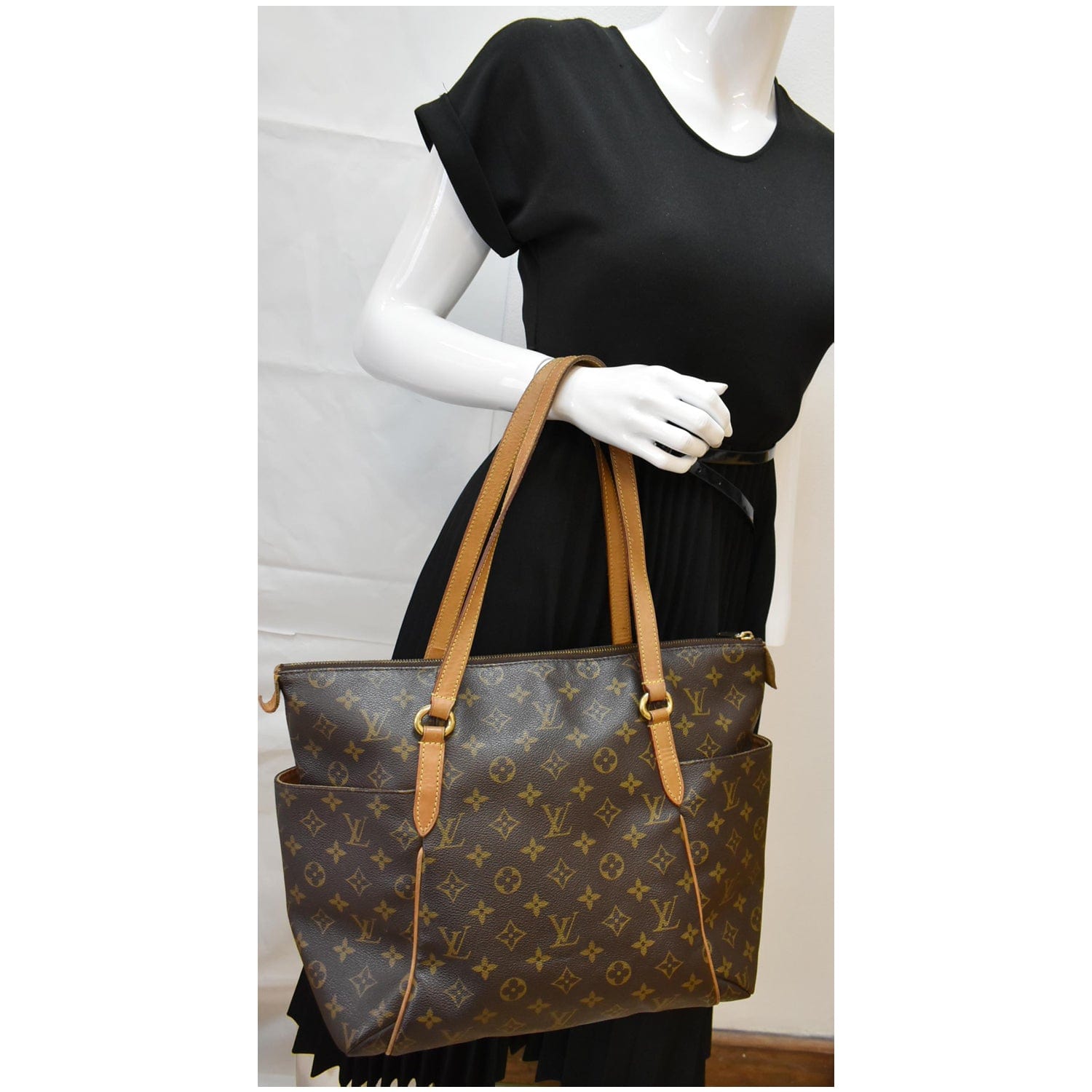 Louis Vuitton Totally MM Monogram Canvas Shoulder Bag