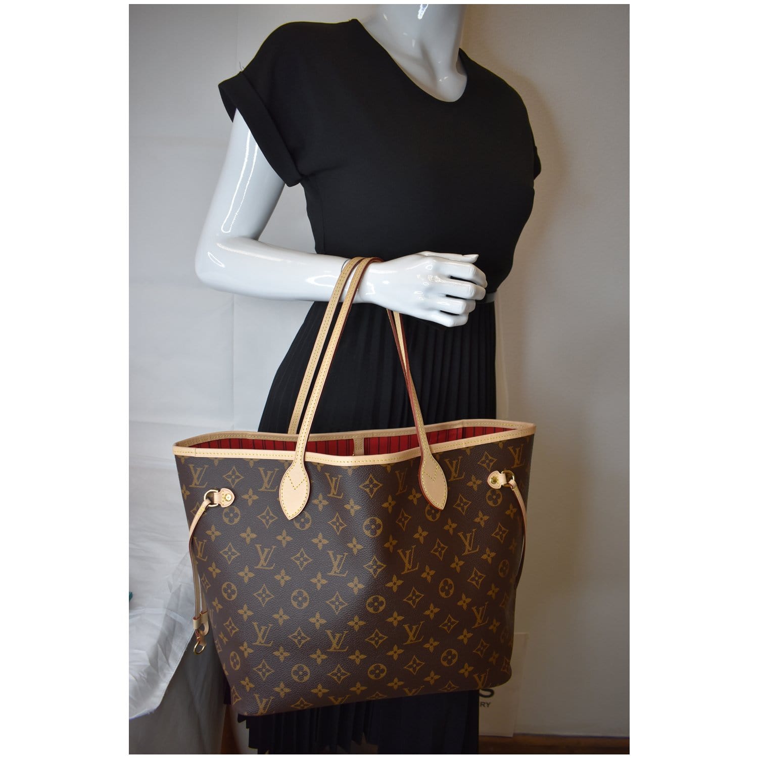 Louis Vuitton Lv neverfull bag monogram with red interior  Louis vuitton  handbags neverfull, Louis vuitton handbags crossbody, Louis vuitton