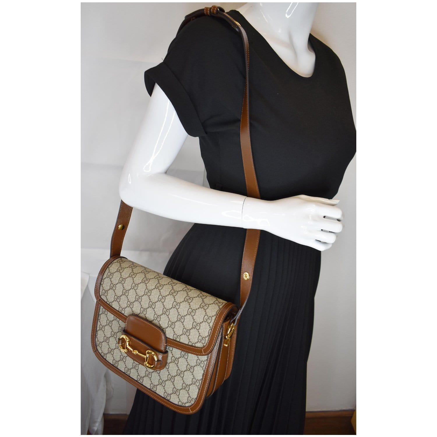 Gucci Horsebit 1955 small shoulder bag in beige and ebony