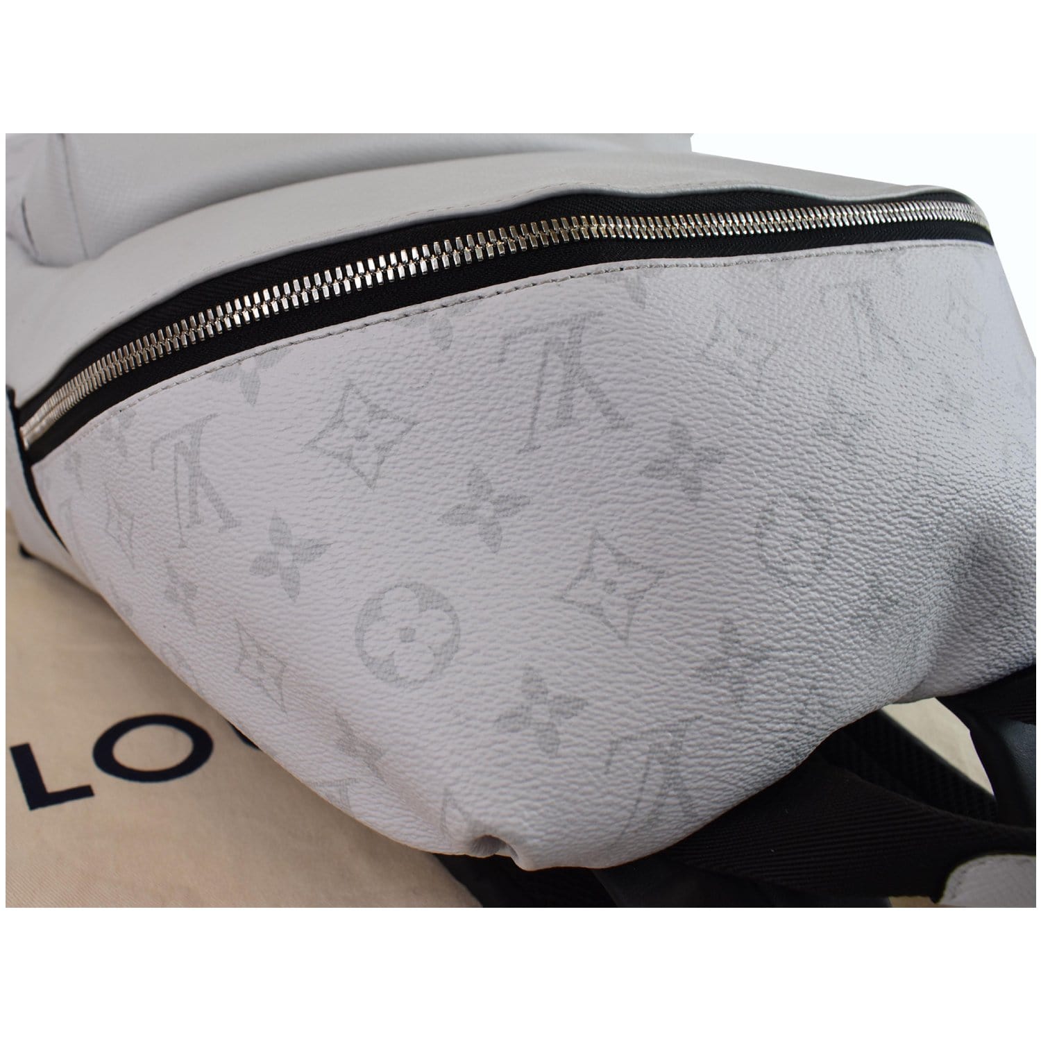 Pre-owned Louis Vuitton Discovery Backpack Monogram Antarctica Taiga Pm  White