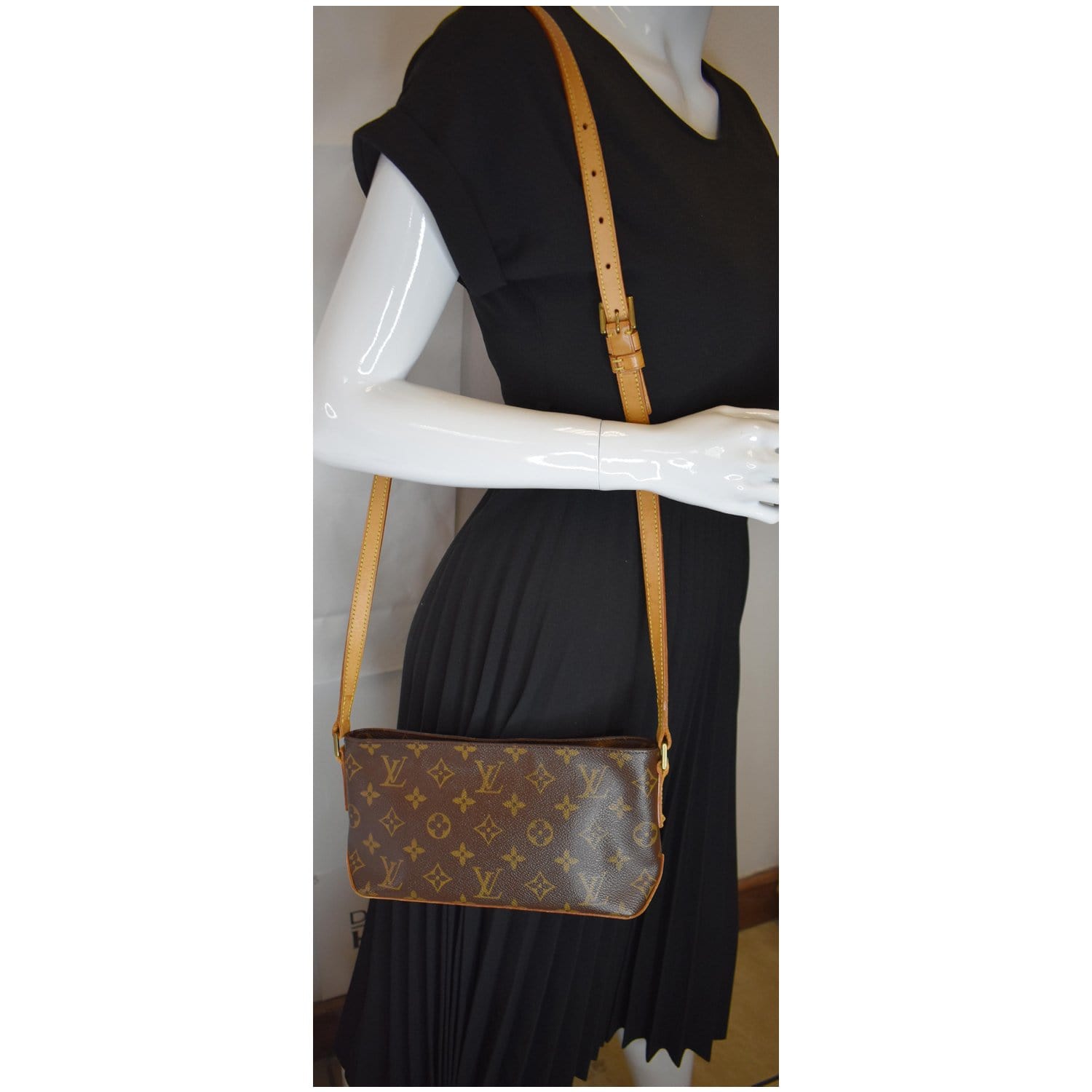 Louis Vuitton Trotteur Monogram 233734 Brown Coated Canvas Cross Body Bag  For Sale at 1stDibs