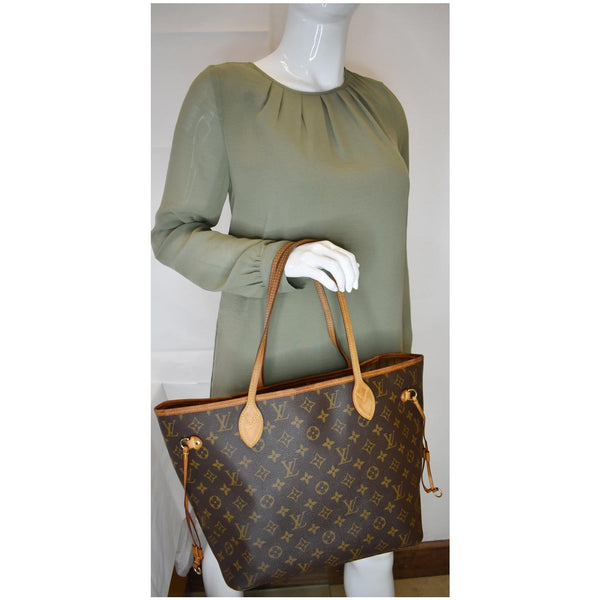 Louis Vuitton Neverfull MM Monogram Canvas Shoulder Bag - elbow handbag