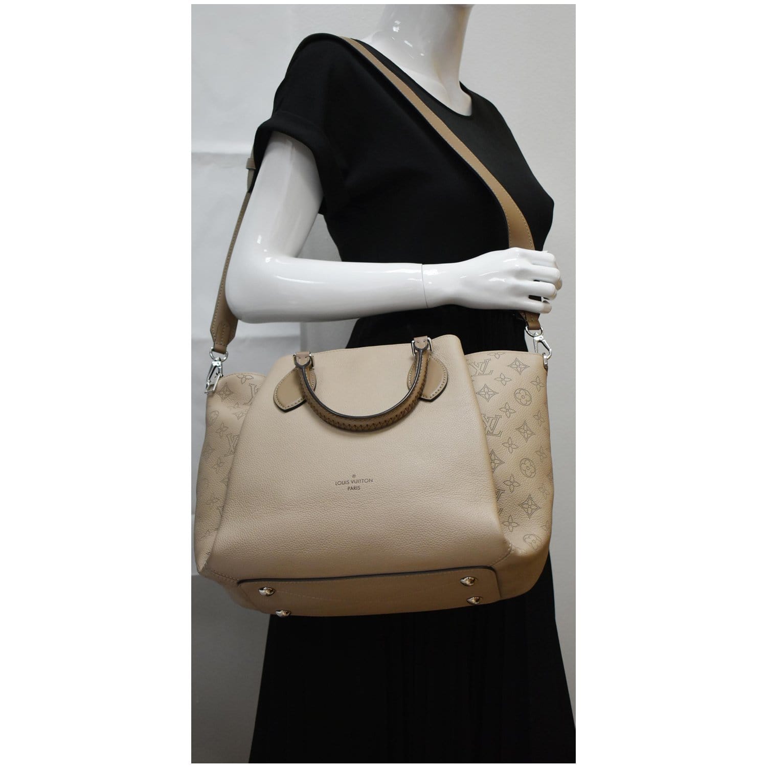LOUIS VUITTON Haumea Mahina Calfskin Leather Shoulder Bag Galet display picture 1