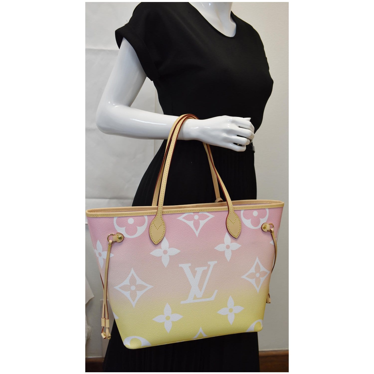 Louis Vuitton Monogram Neverfull MM with Light Pink Interior Tote