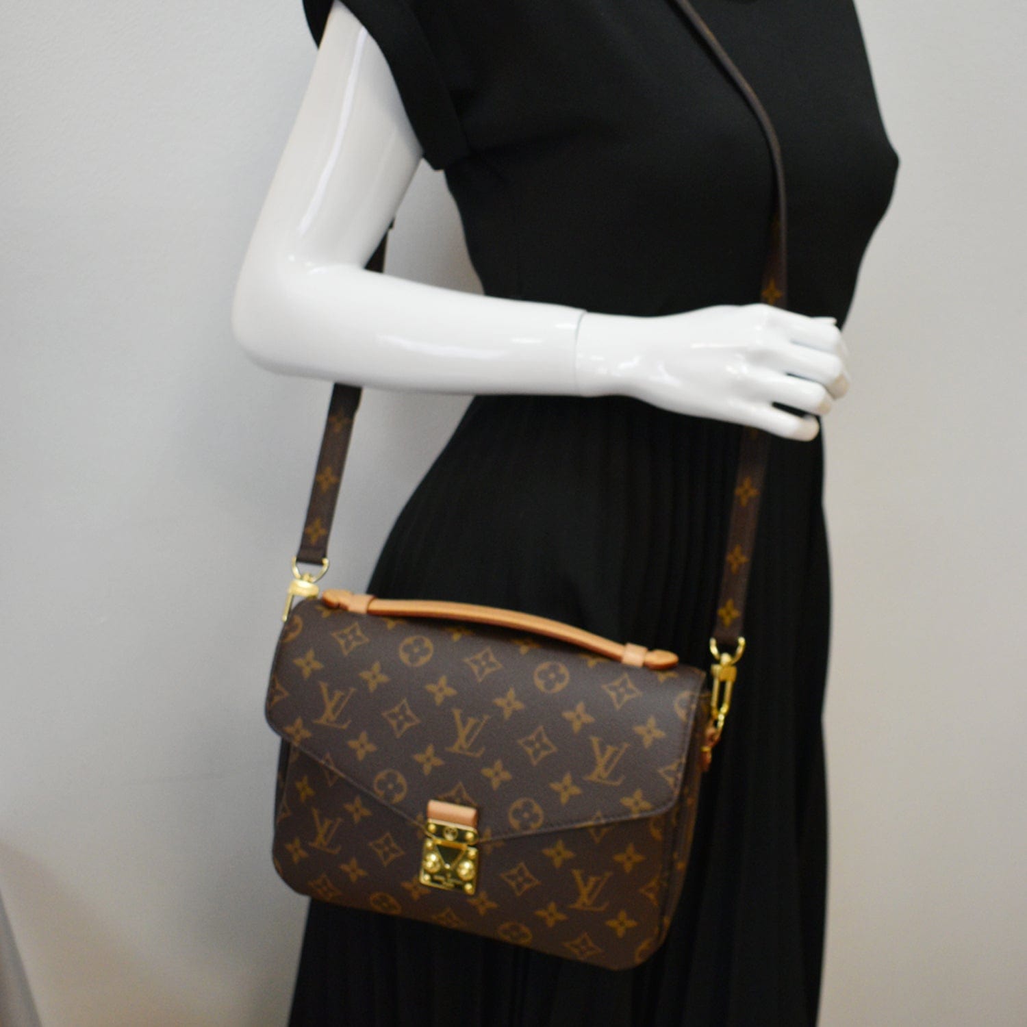 Louis Vuitton Pochette Metis Brown Monogram Canvas Shoulder Bag -  MyDesignerly