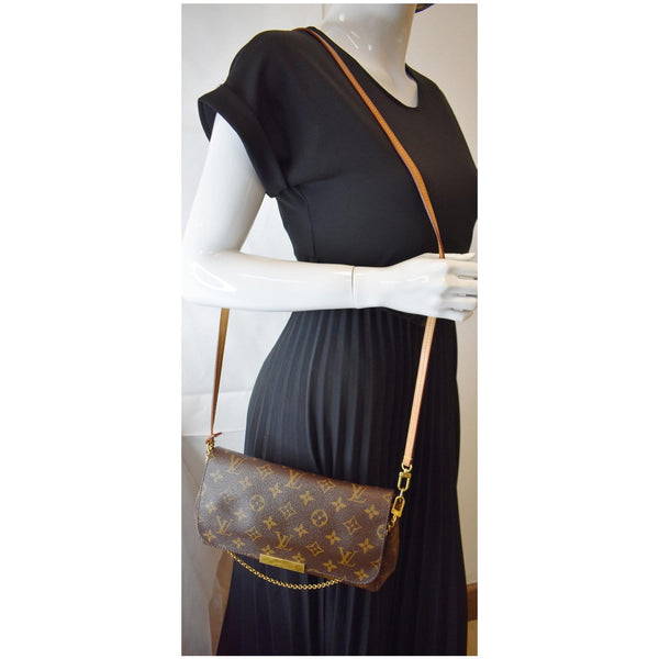 LOUIS VUITTON Favorite MM Monogram Canvas Crossbody Bag Brown