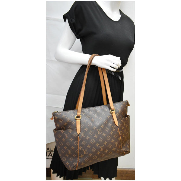 Louis Vuitton Totally MM Monogram Canvas Shoulder Bag