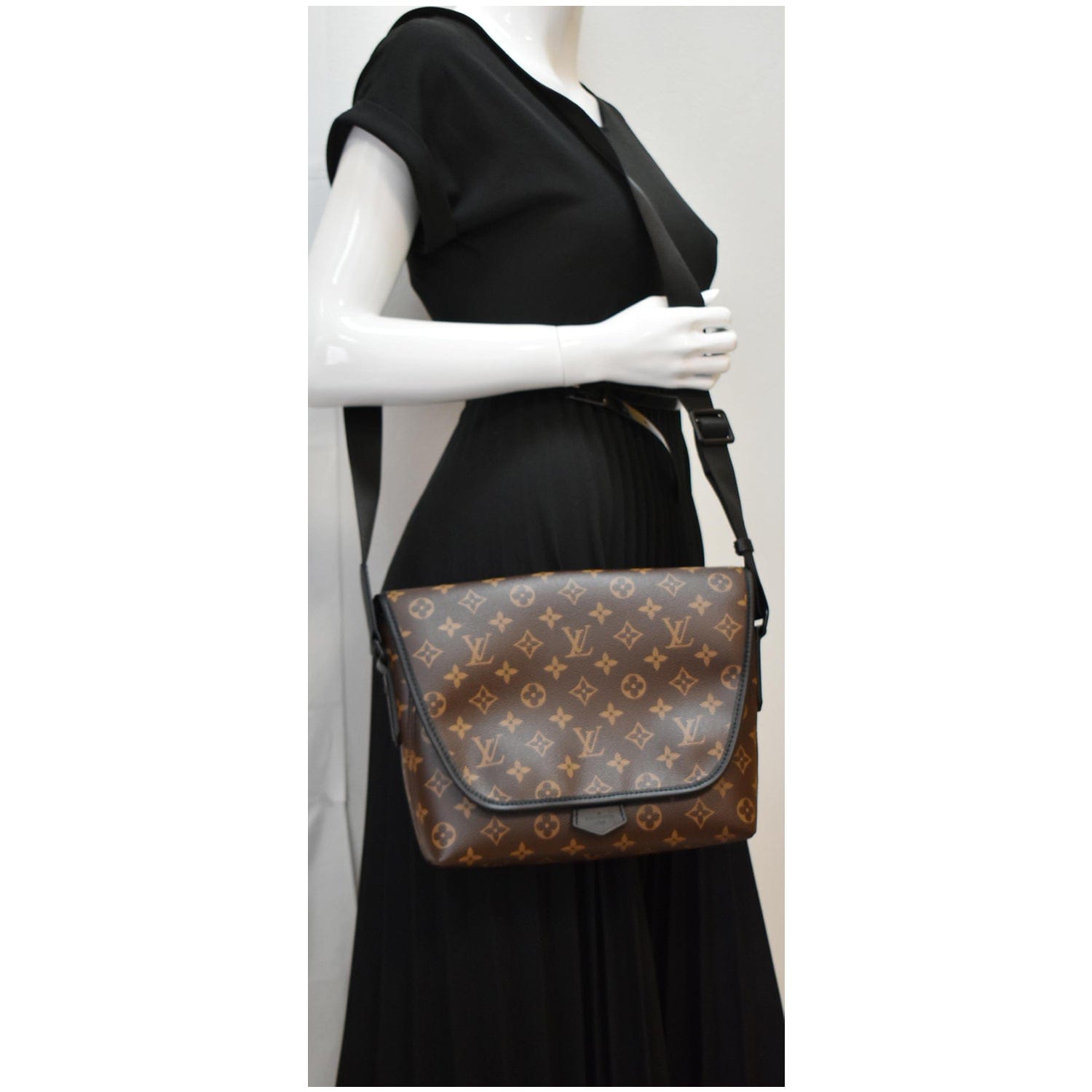 Louis Vuitton 2020 Monogram Macassar Magnetic Messenger - Brown Messenger  Bags, Bags - LOU596165