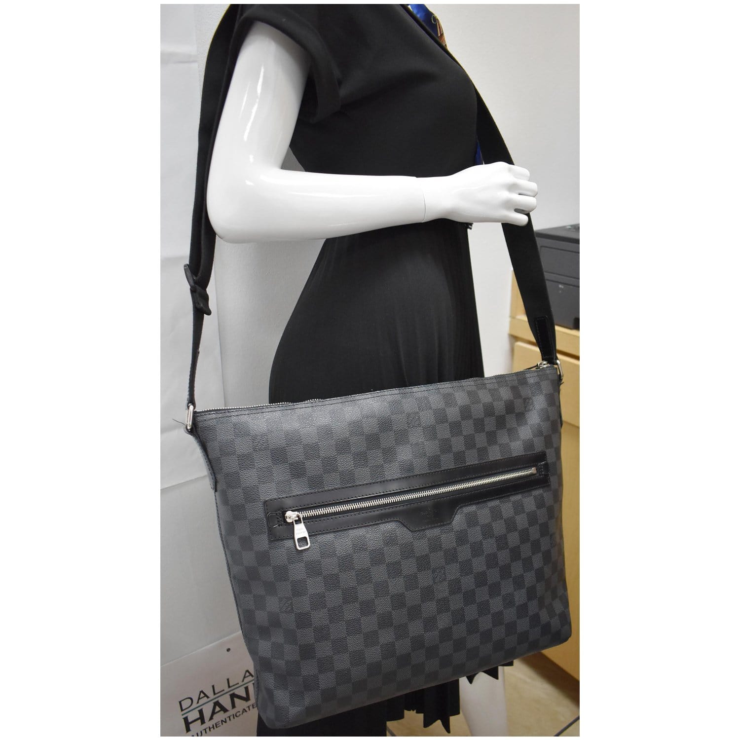 Louis Vuitton Damier Graphite Mick GM - Black Messenger Bags, Bags -  LOU798623