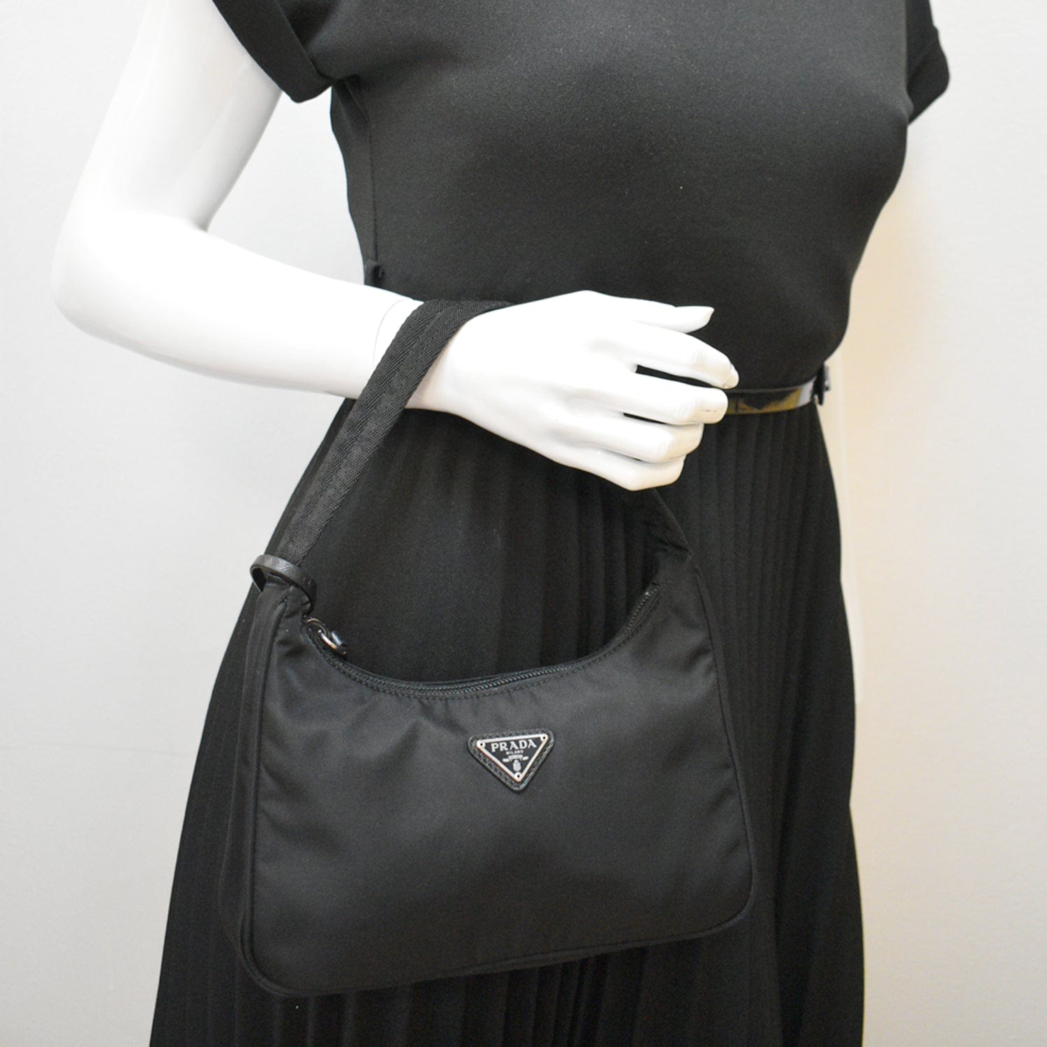 PRADA Nylon Re-Edition 2005 Shoulder Bag Black | FASHIONPHILE