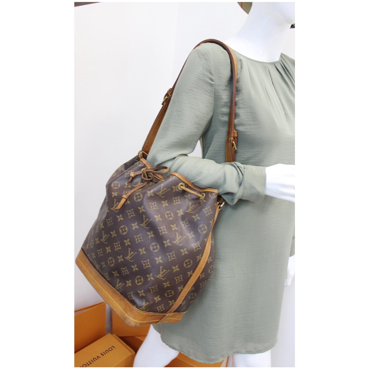 Lot - Louis Vuitton Noe PM Shoulder Bag, in a brown monogram coated canvas,  with vachetta leather and golden brass hardware, with a brown