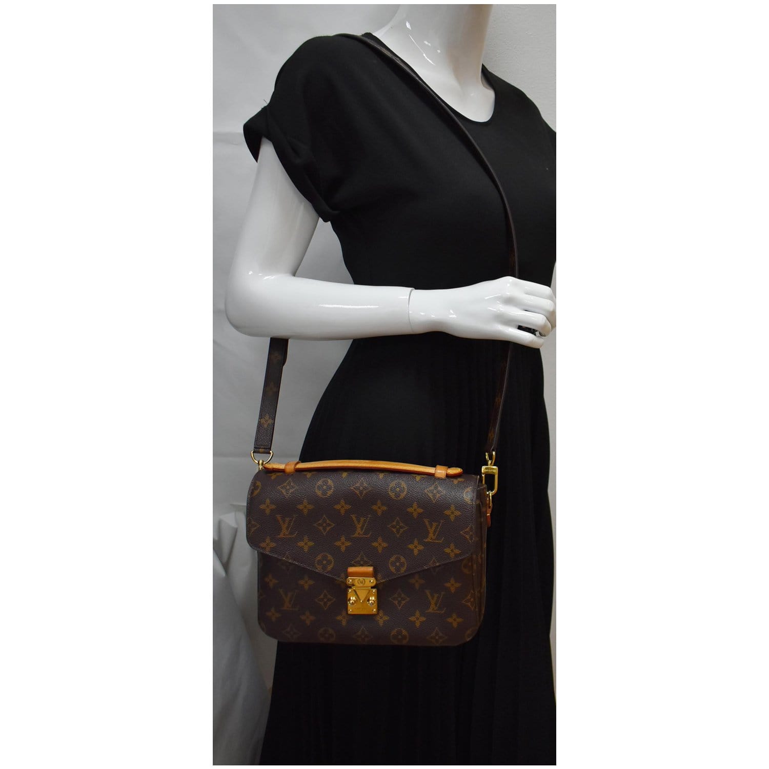 Louis Vuitton Pochette Metis 2018 Brown Monogram Canvas Shoulder Bag -  MyDesignerly