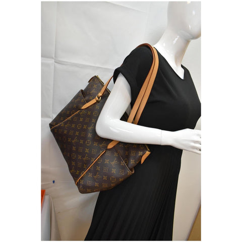LOUIS VUITTON Totally MM Monogram Canvas Shoulder Bag Brown