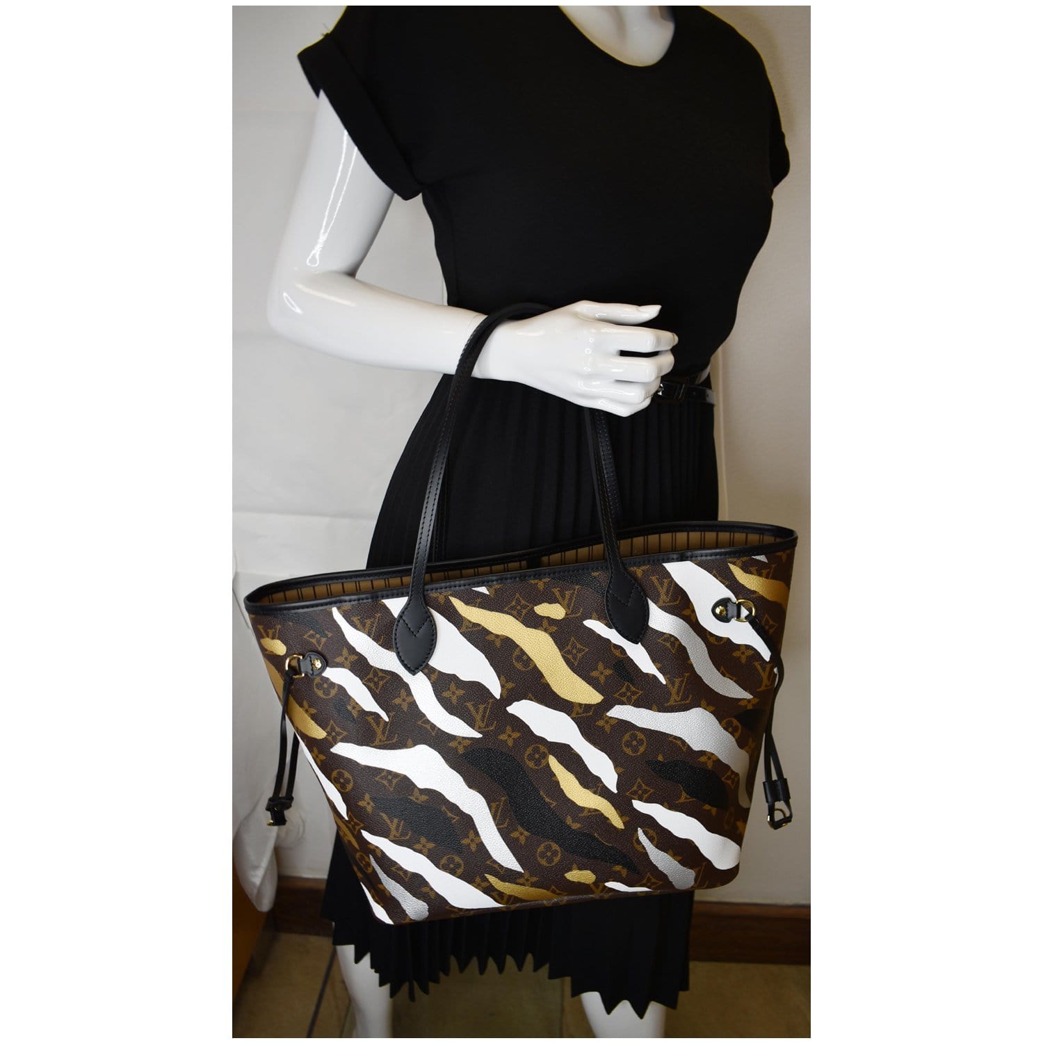 Louis Vuitton Neverfull MM Tote Handbag Monogram Canvas Gold Color Har –  EliteLaza