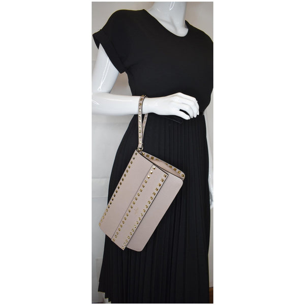 VALENTINO Garavani Rockstud Flip Leather Clutch Bag Poudre