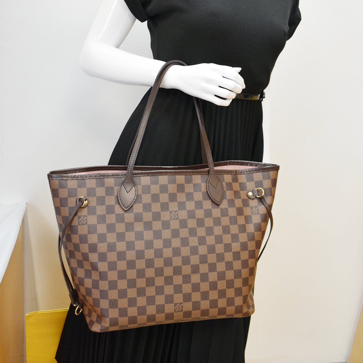 What's in My Bag?  Louis Vuitton Neverfull MM Damier Ebene 