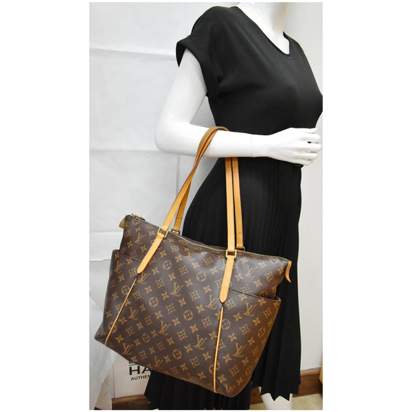 Louis Vuitton Totally MM Monogram Canvas Shoulder Handbag
