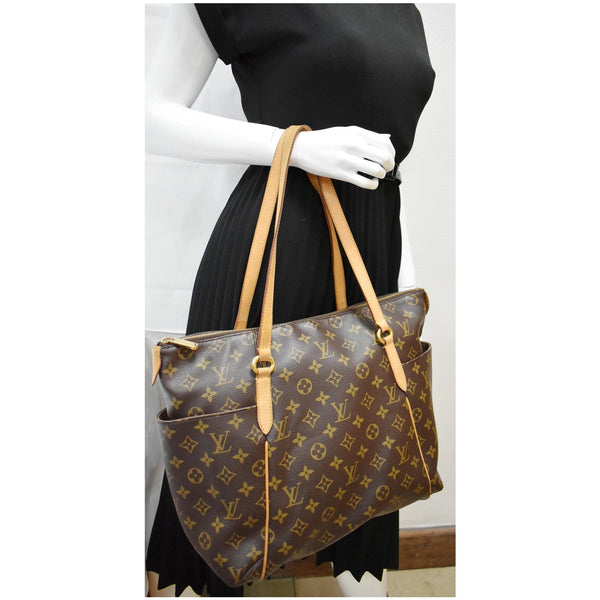 LOUIS VUITTON Totally MM Monogram Canvas Shoulder Bag Brown
