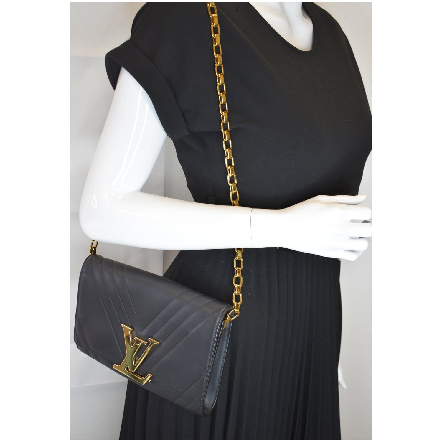 Louis Vuitton Lv Logo Pochette Louise Ew Bag All Black Clutch Leather  Ladies Use