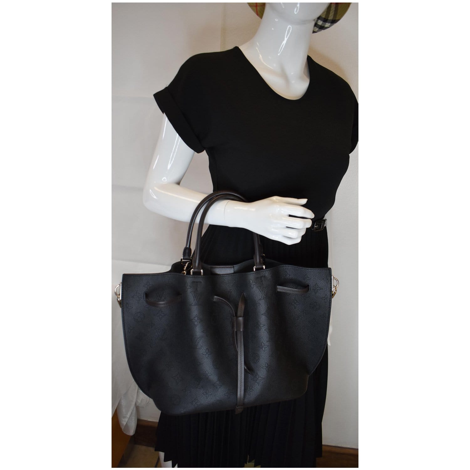 LOUIS VUITTON Girolata Monogram Mahina Leather Shoulder Bag Black - 10