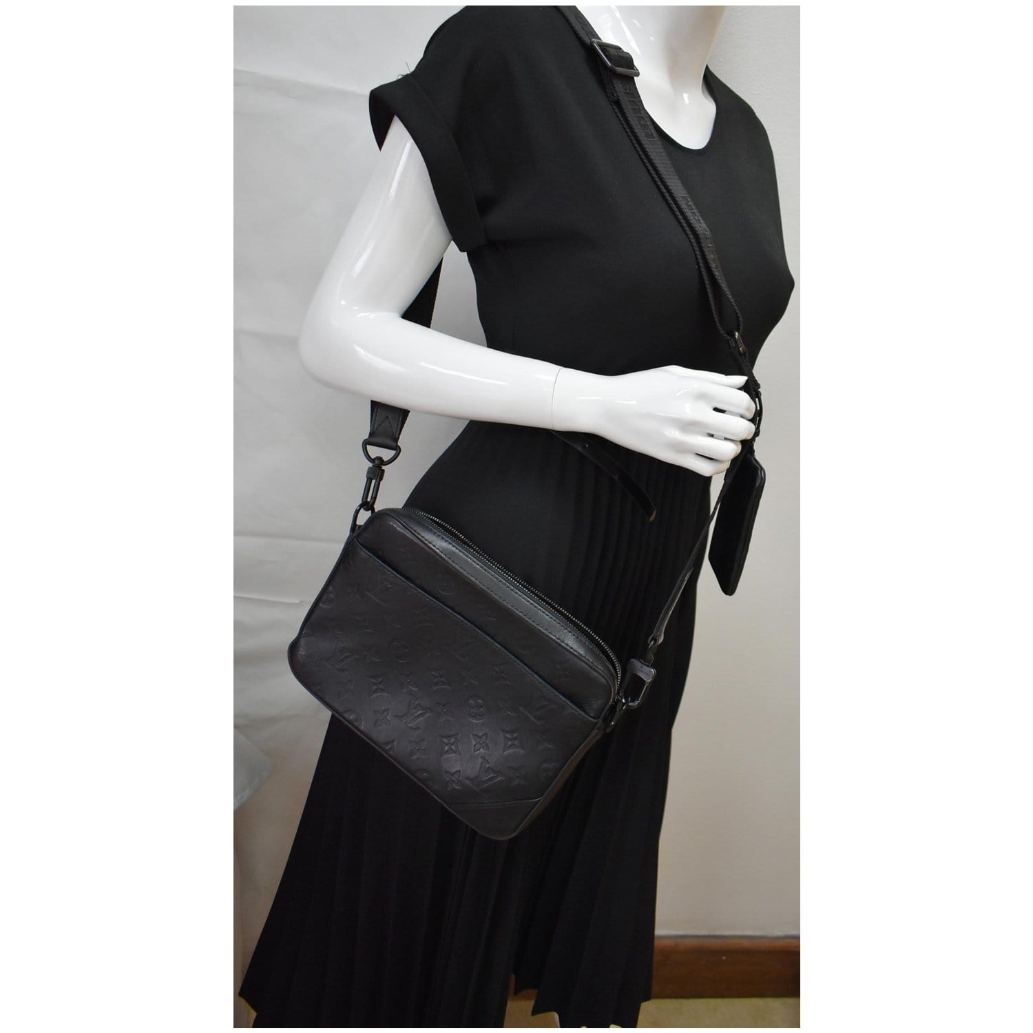 Louis Vuitton Duo Messenger Bag Monogram Shadow Leather Black 229114217