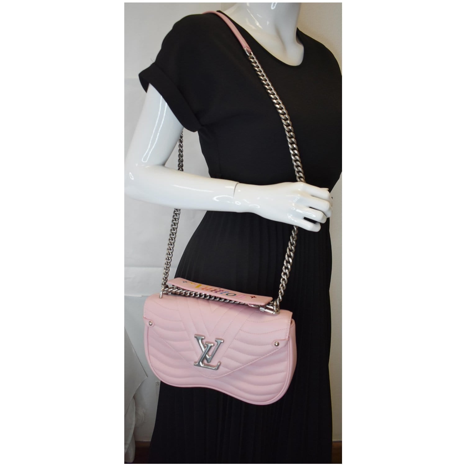 LOUIS VUITTON Lockme Chain Rose des Sables Pink Leather GHW Shoulder Bag
