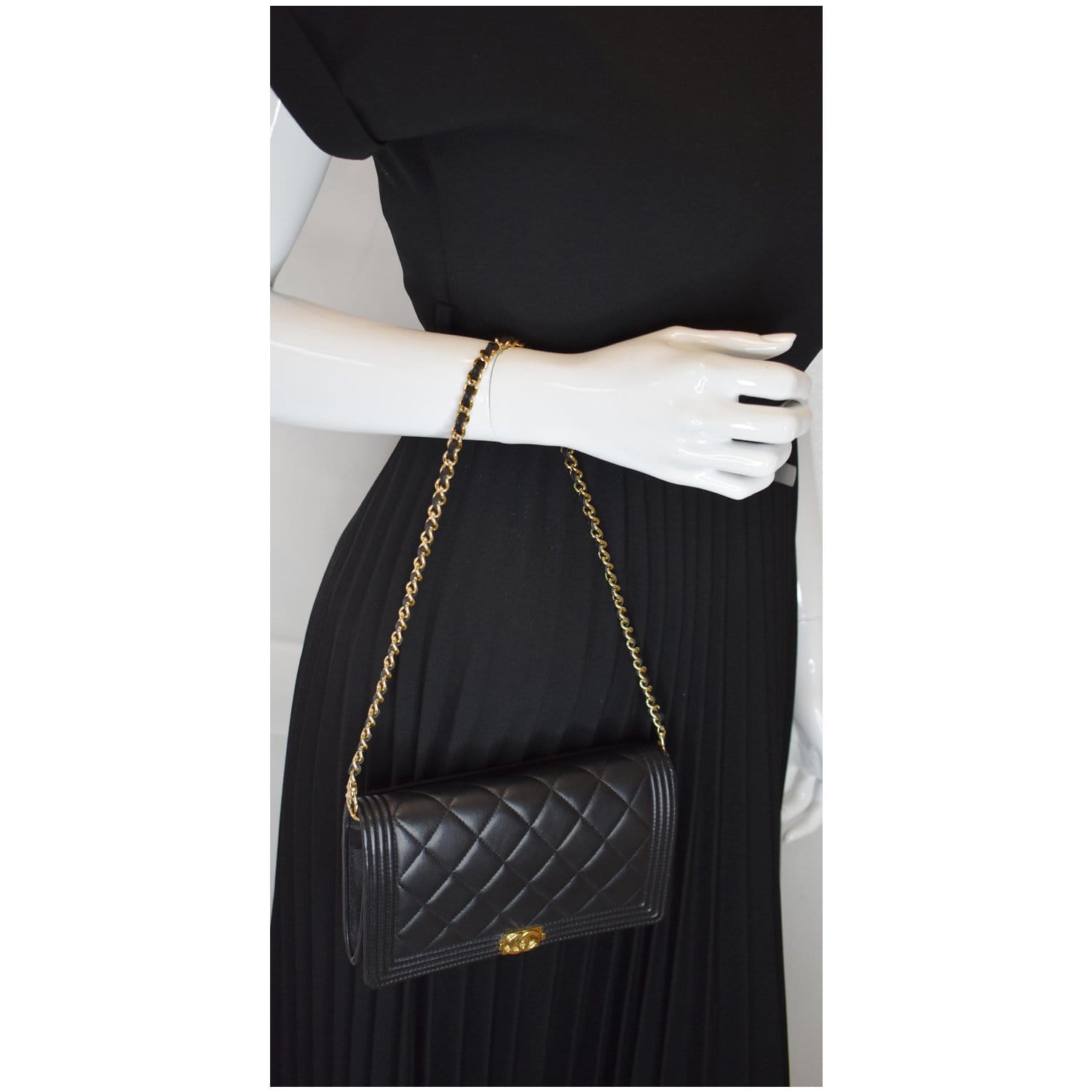Wallet on chain - Lambskin & gold-tone metal, black — Fashion