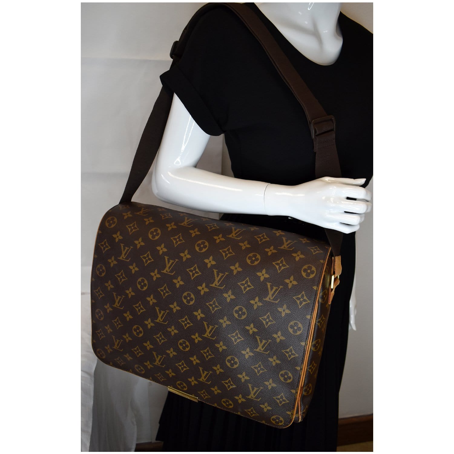Abbesses messenger leather satchel Louis Vuitton Brown in Leather