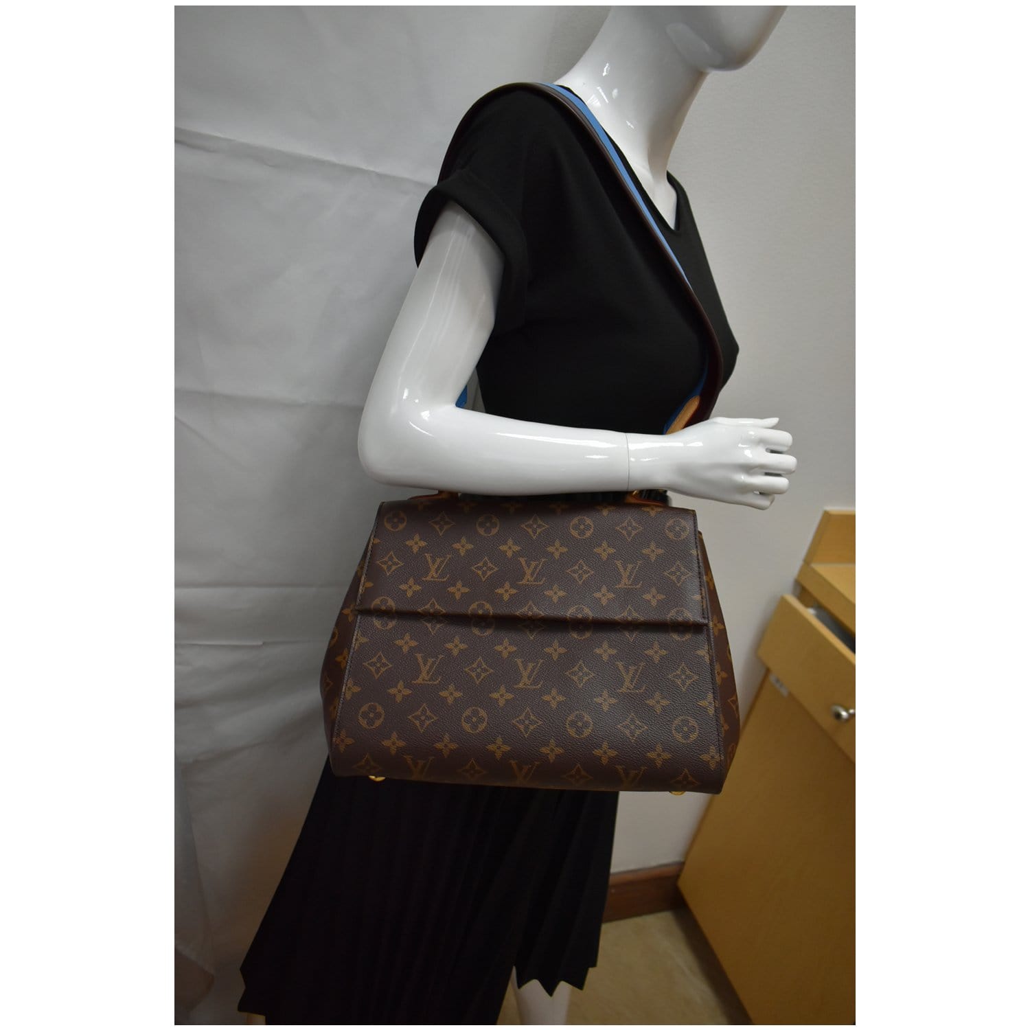 Louis Vuitton Cluny MM Monogram Canvas Satchel Bag