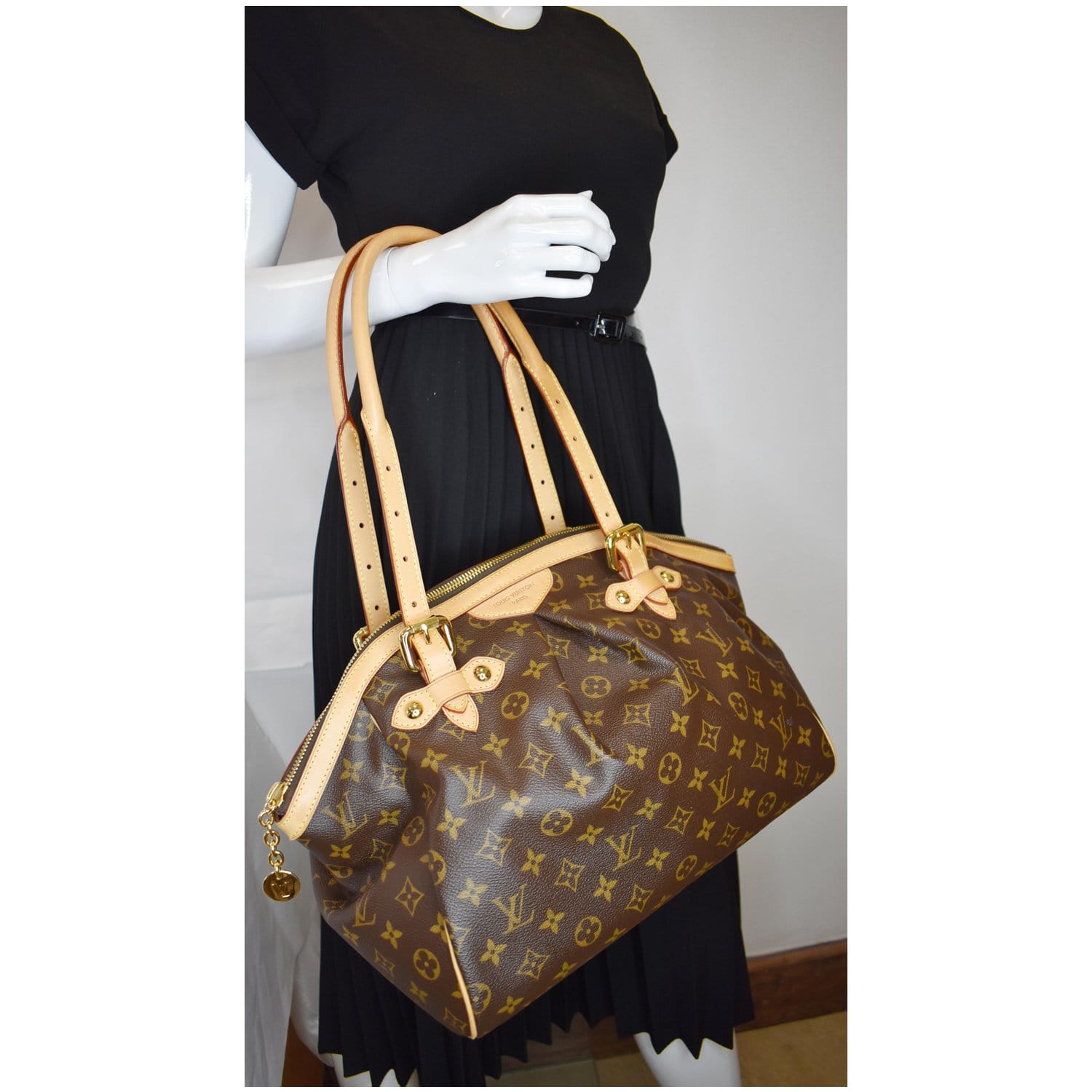 What's inside my bag? Louis Vuitton Tivoli GM Handbag - Showing