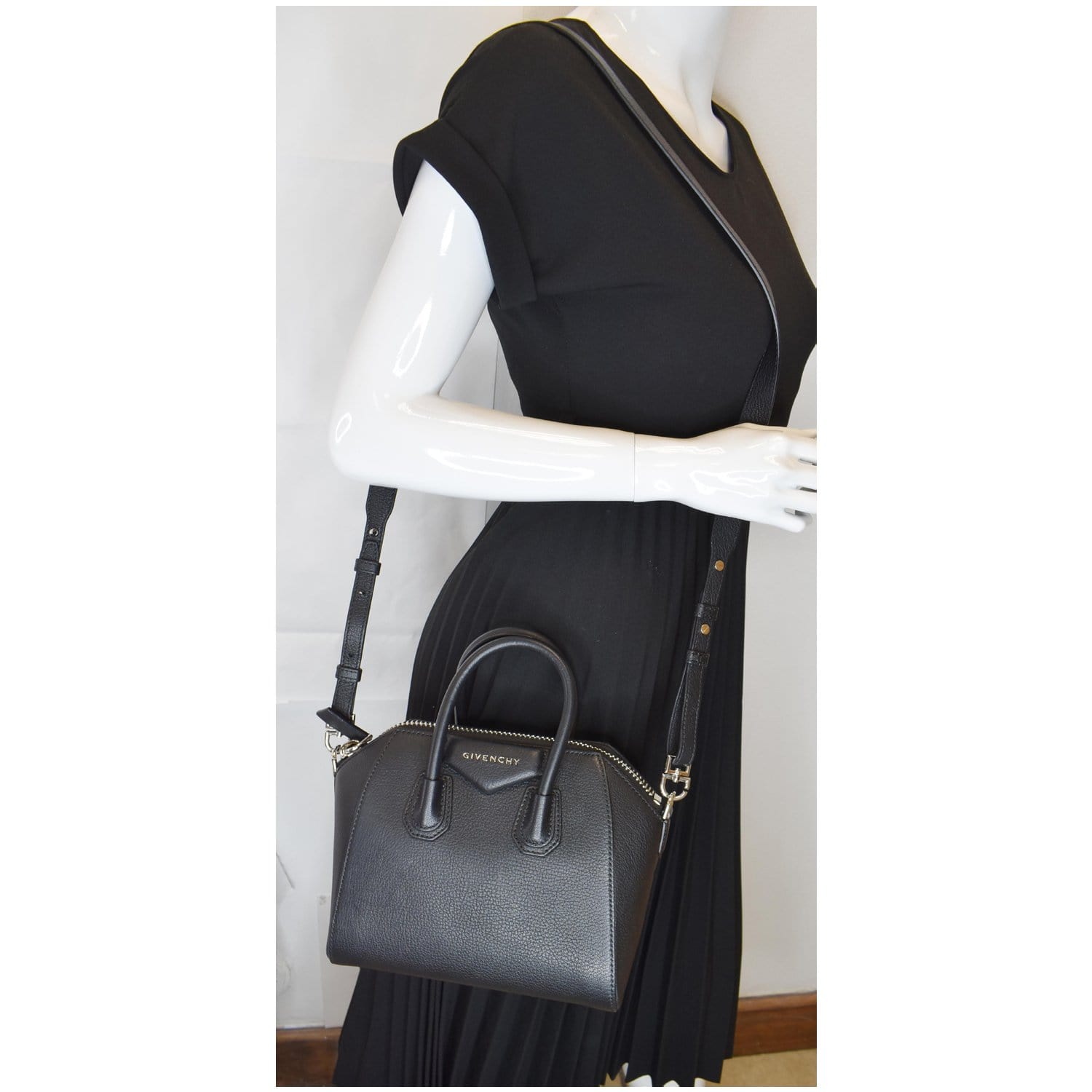 Authentic Givenchy Small Antigona bag In black