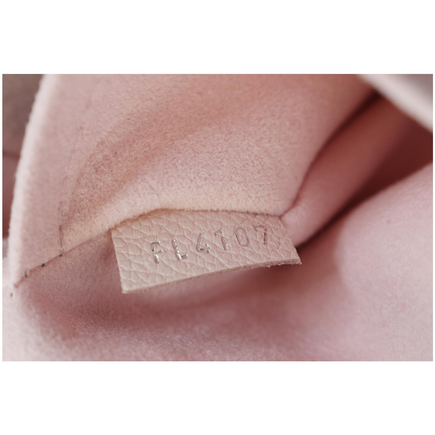 Louis Vuitton - Authenticated MyLockMe Handbag - Leather Beige Plain for Women, Very Good Condition