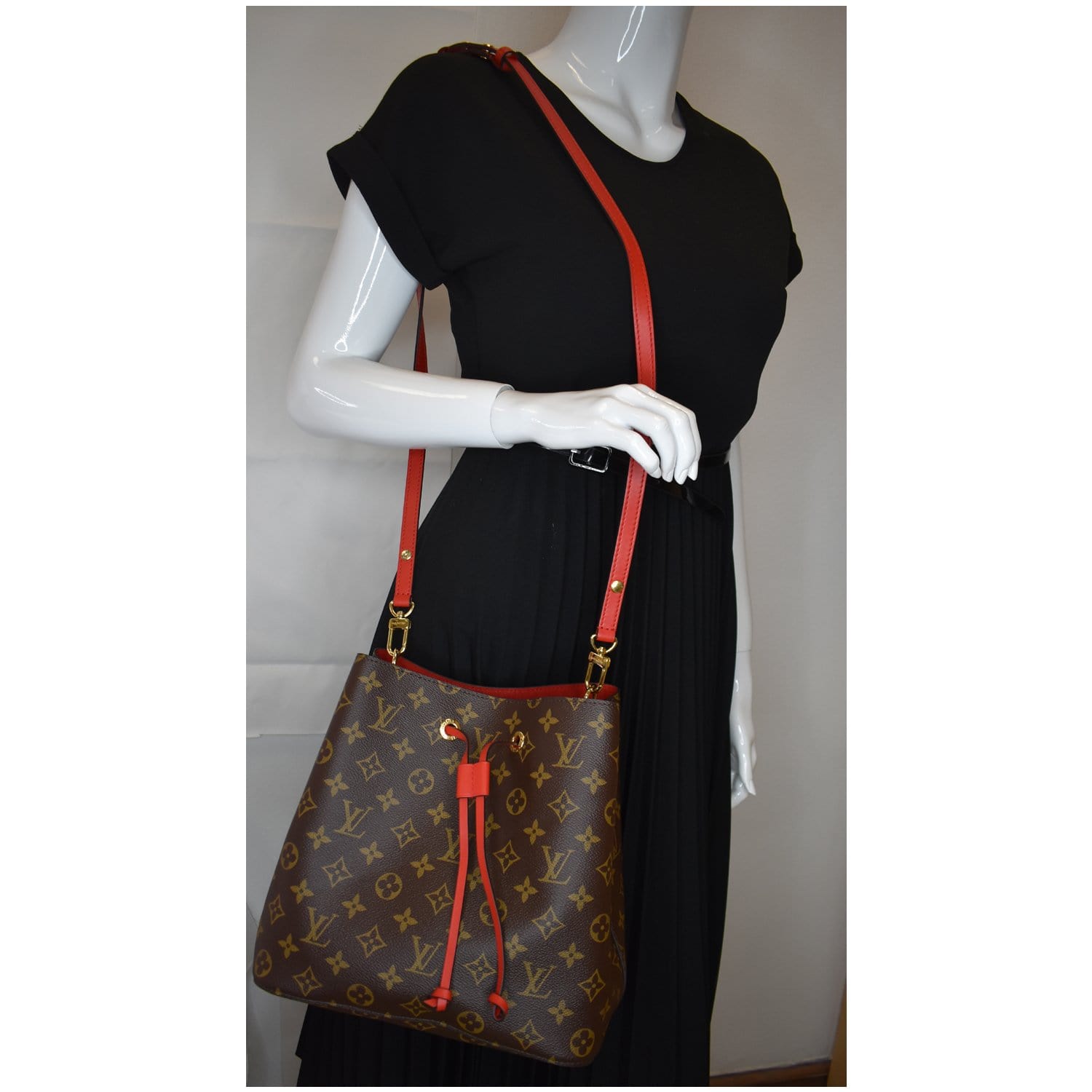 Louis Vuitton womens Damiere NoeNoe bucket bag with red Straps.