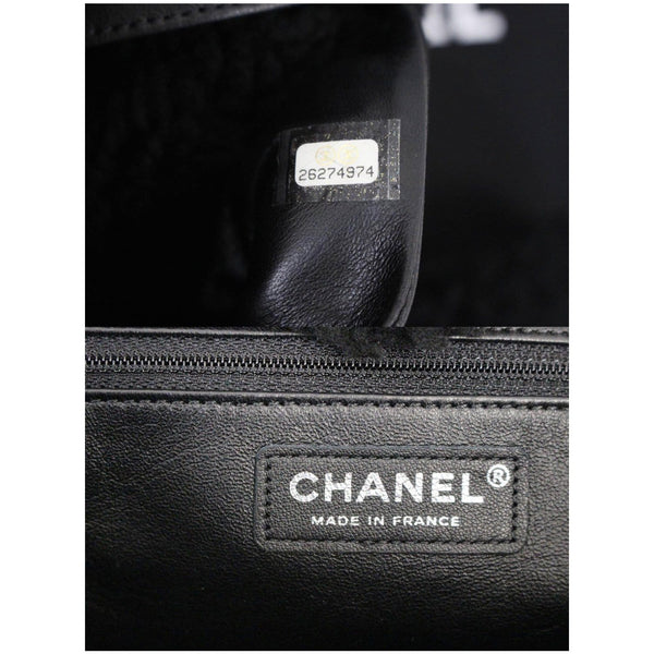 Chanel Tote Bag Cozy CC Shearling and Lambskin Black - logo