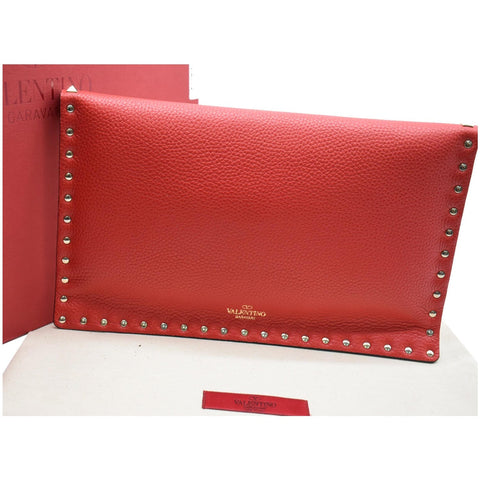 VALENTINO Garavani Rockstud Grainy Envelope Pouch Red