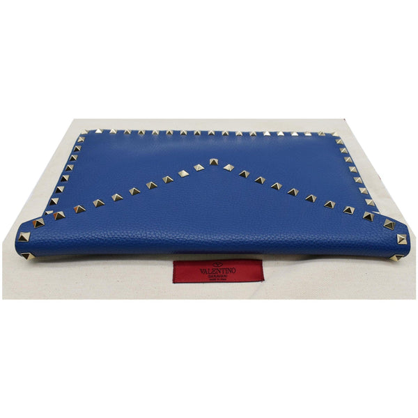 VALENTINO Garavani Rockstud Grainy Envelope Pouch Blue