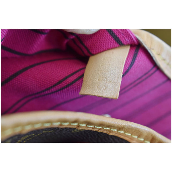 LOUIS VUITTON Neverfull MM Monogram Canvas Tote Bag Fuchsia