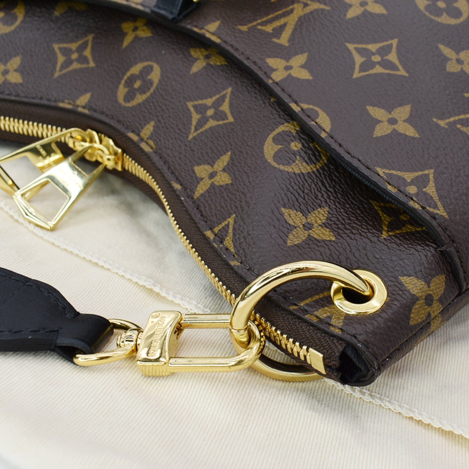 louis vuitton bag with chain handle