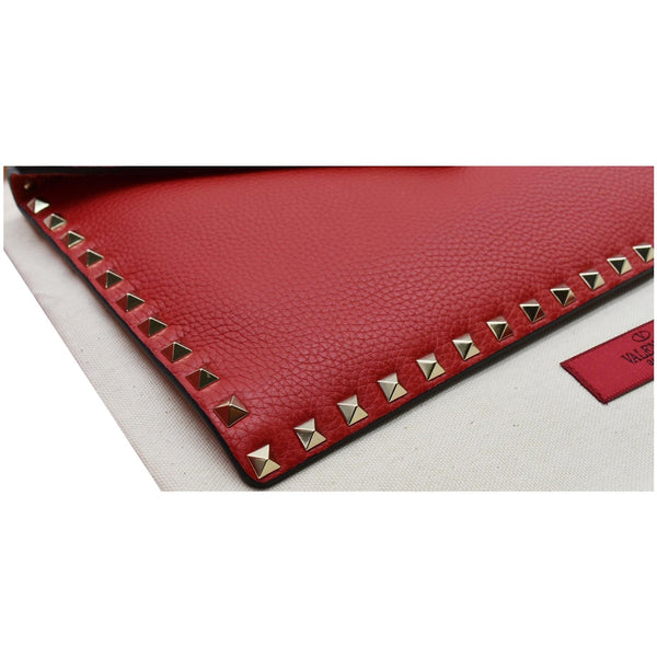 VALENTINO Garavani Rockstud Grainy Envelope Pouch Red