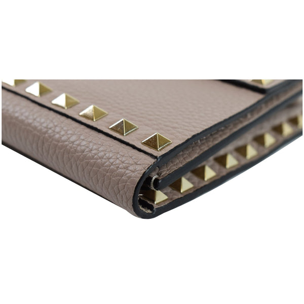 VALENTINO Garavani Rockstud Flip Leather Clutch Bag Poudre